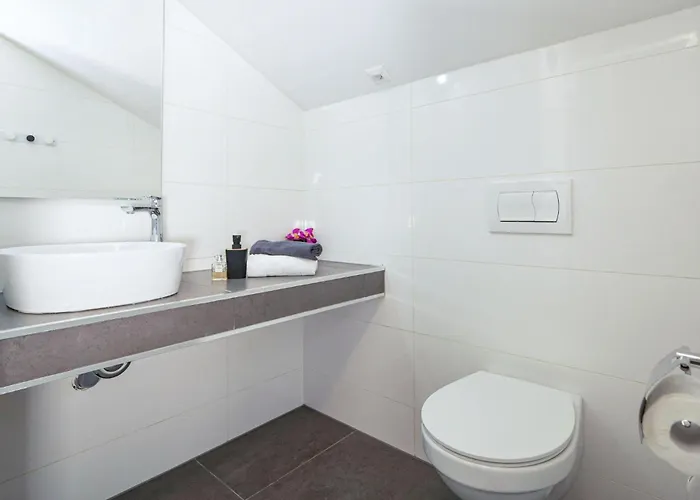 Stunning In Будинок відпочинку Пула