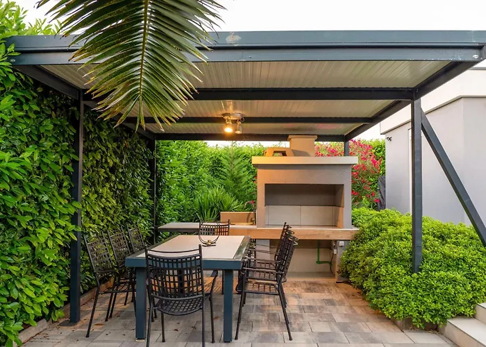 Stunning In Будинок відпочинку Пула